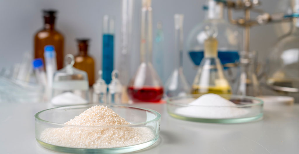Laboratoire de recherche scientifique avec publications ouvertes sur la créatine et équipements d'analyse modernes sur un plan de travail épuré